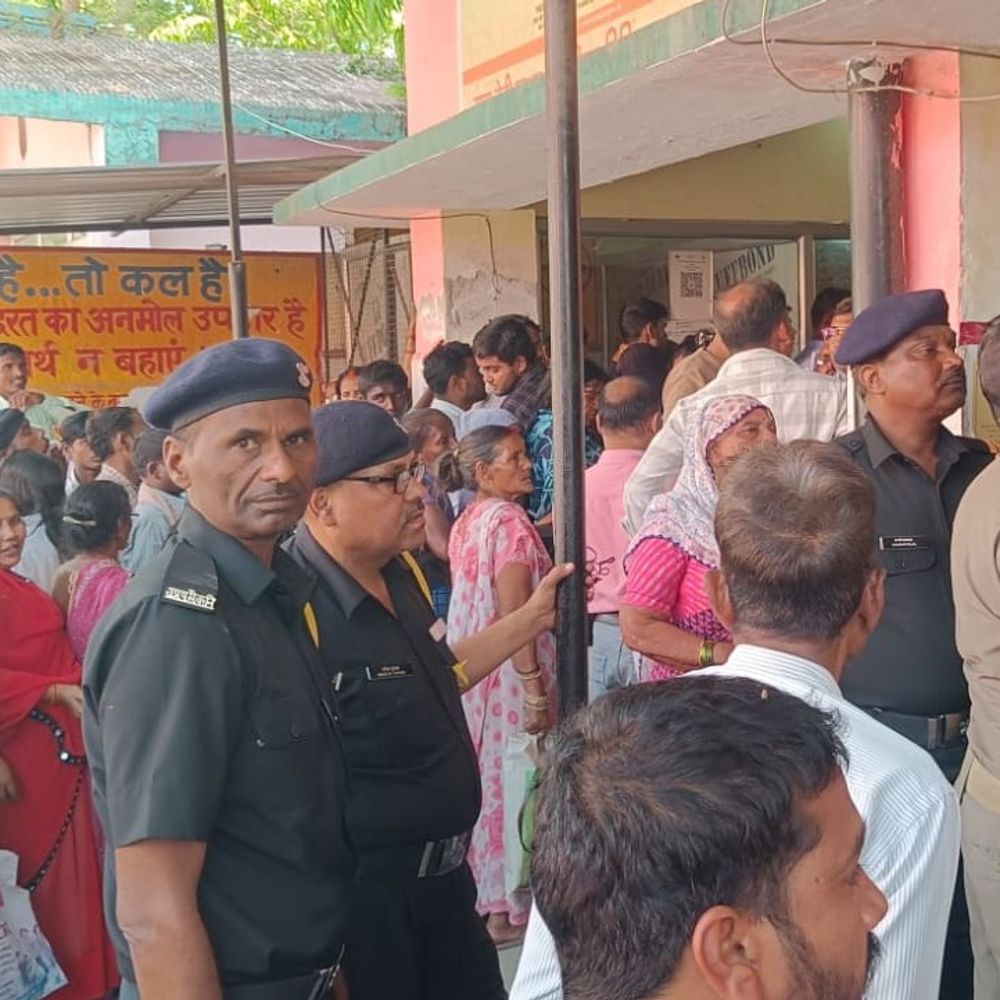 रायबरेली में अमरनाथ यात्रियों ने जिला अस्पताल में किया हंगामा:स्वास्थ्य परीक्षण के दौरान पर्चा काउंटर पर धक्का-मुक्की में, पुलिस लोगों को कराया शांत