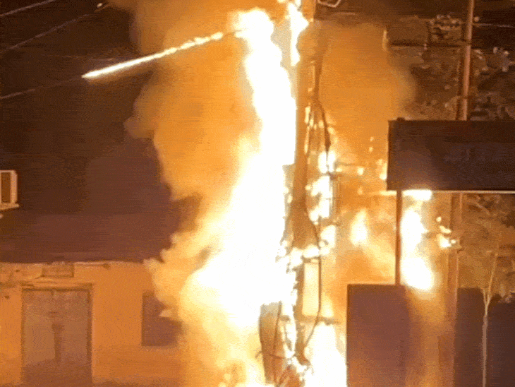 आलीराजपुर के टॉकीज चौराहे पर डीपी में लगी आग:  आबकारी नियंत्रण कक्ष के पास पोल से 15 फीट ऊंची उठीं लपटें; आधे शहर की बिजली गुल – alirajpur News