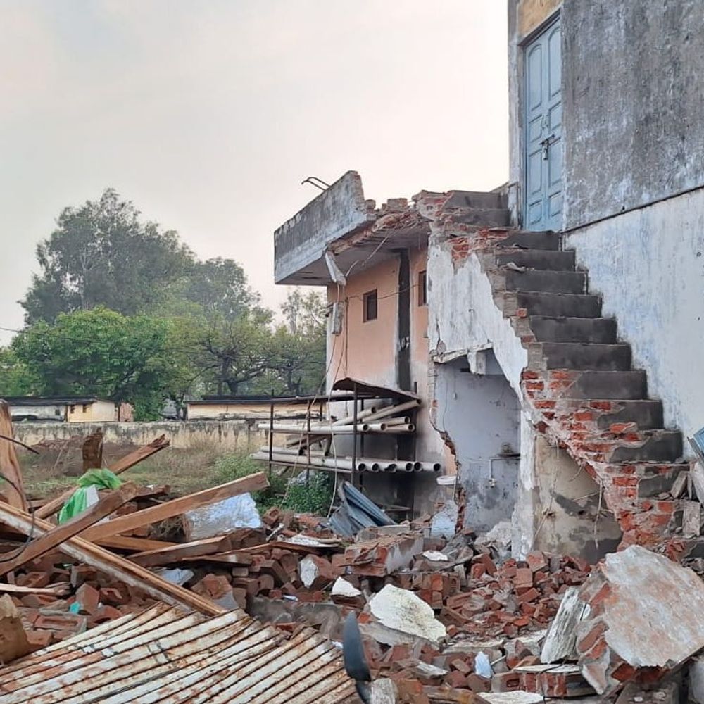 शामली में हाईकोर्ट के स्टे के बावजूद चला बुलडोजर:कब्जे का आरोप, पीड़ित ने दी आत्महत्या की चेतावनी; लाखों का सामान लूटने का आरोप