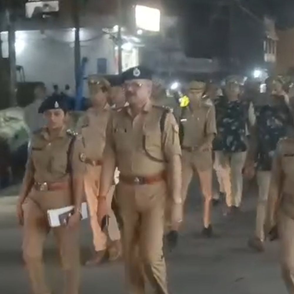 कासगंज में अंबेडकर जयंती से पहले पुलिस का फ्लैग मार्च:शांति भंग करने वालों पर होगी सख्त कार्रवाई, एसपी ओपी सिंह का संदेश