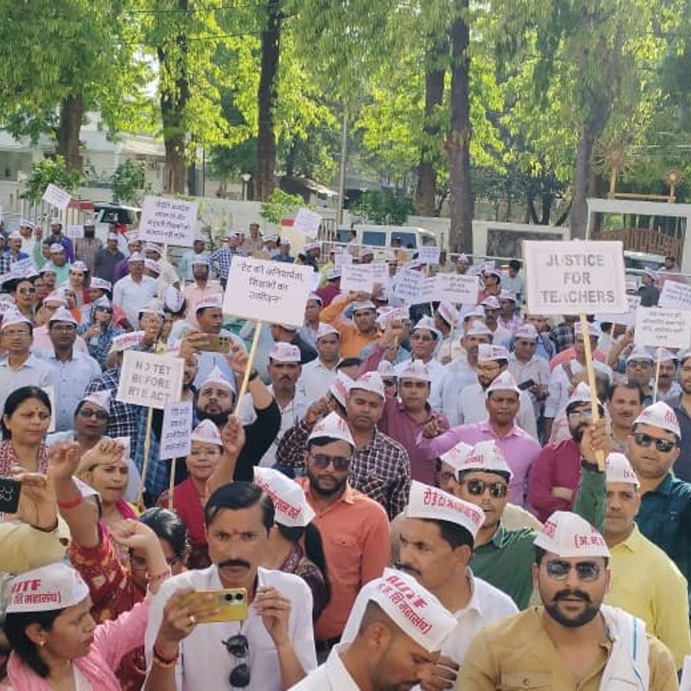 हरदोई में हजारों शिक्षकों का प्रदर्शन:TET की अनिवार्यता के विरोध में पैदल मार्च निकाला, ज्ञापन भी दिया