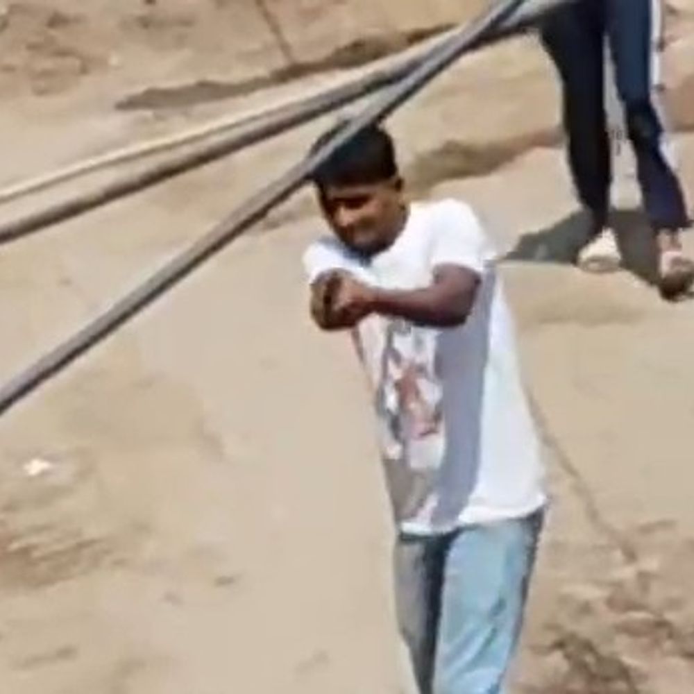 मैनपुरी में जमीनी विवाद, युवक ने तमंचा लहराया, VIDEO:चार लोगों पर मुकदमा दर्ज, जमीन की खरीद-फरोख्त को लेकर हुआ था झगड़ा