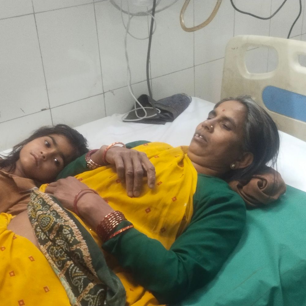 ललितपुर में कन्या भोज के बाद 10 लोग बीमार:9 बच्चों समेत सभी को मेडिकल कॉलेज में भर्ती कराया, मंदिर में परोसी गई थी खीर-पूड़ी