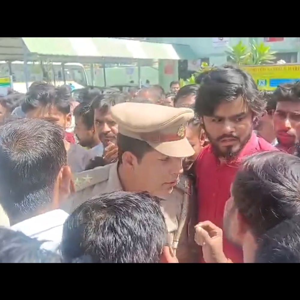 हरदोई में वेतन वृद्धि को लेकर श्रमिकों का प्रदर्शन:संडीला इंडस्ट्रियल एरिया में हंगामा, प्रशासन ने बातचीत कर शांत कराया