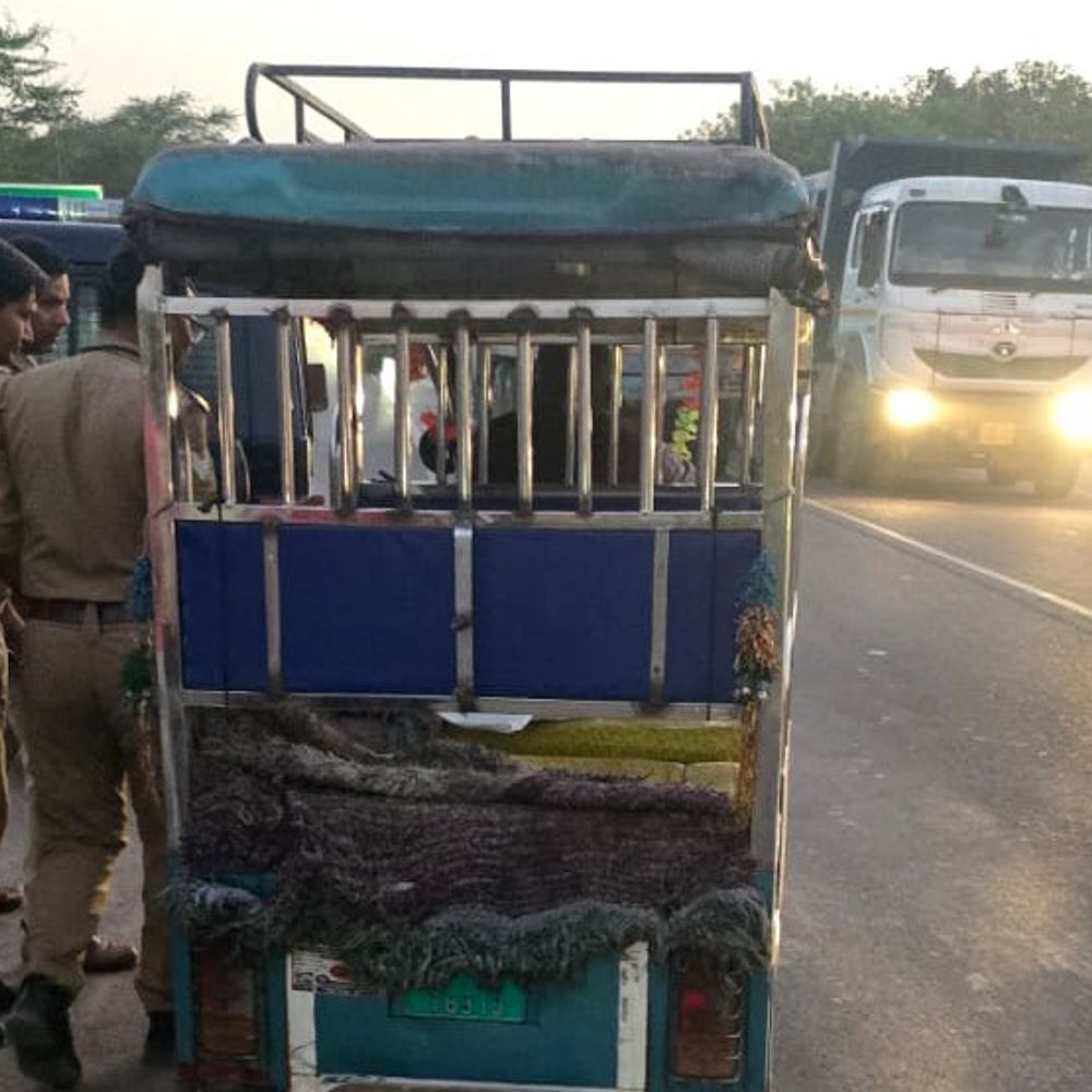 बिधनू में तीन वाहन आपस में टकराए, चार घायल:बाइक ने ऑटो को मारी टक्कर, ई-रिक्शा भी चपेट में; सभी जिला अस्पताल रेफर