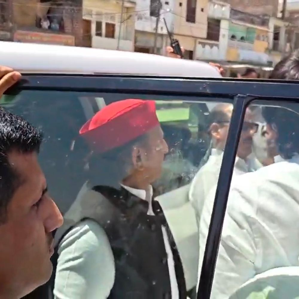 अखिलेश यादव का हैदरगढ़ में स्वागत:सपा कार्यकर्ताओं ने फूल-मालाओं से किया अभिनंदन