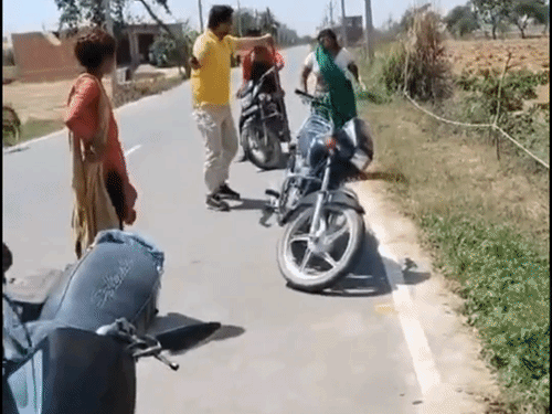 बदायूं में जमीन विवाद में महिलाओं पर लाठी से हमला,VIDEO:पुलिस की मौजूदगी में मारपीट, मुकदमा दर्ज; जांच जारी