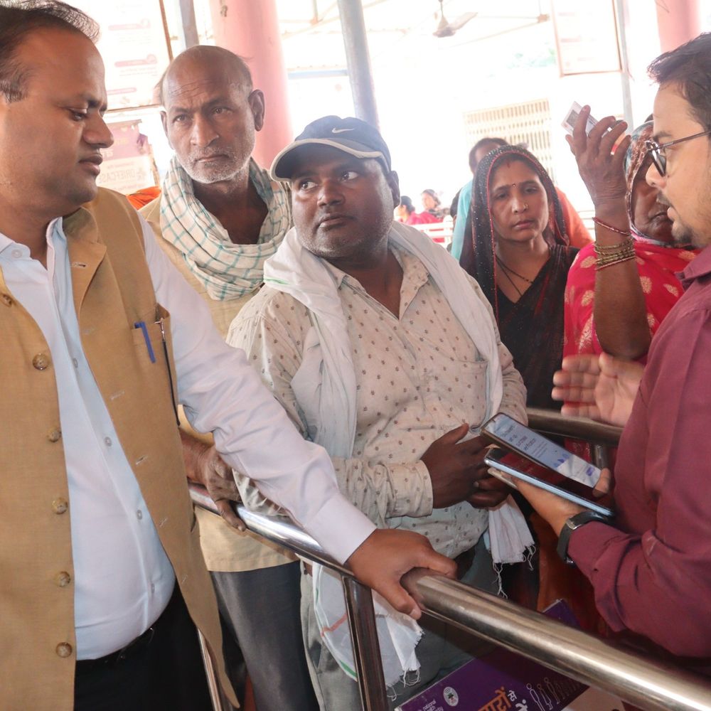 आजमगढ़ डीएम ने किया अस्पताल का निरीक्षण:अस्पताल में बाहरी दवाएं लिखे जाने को लेकर चिकित्सा अधिकारी को लगाई फटकार