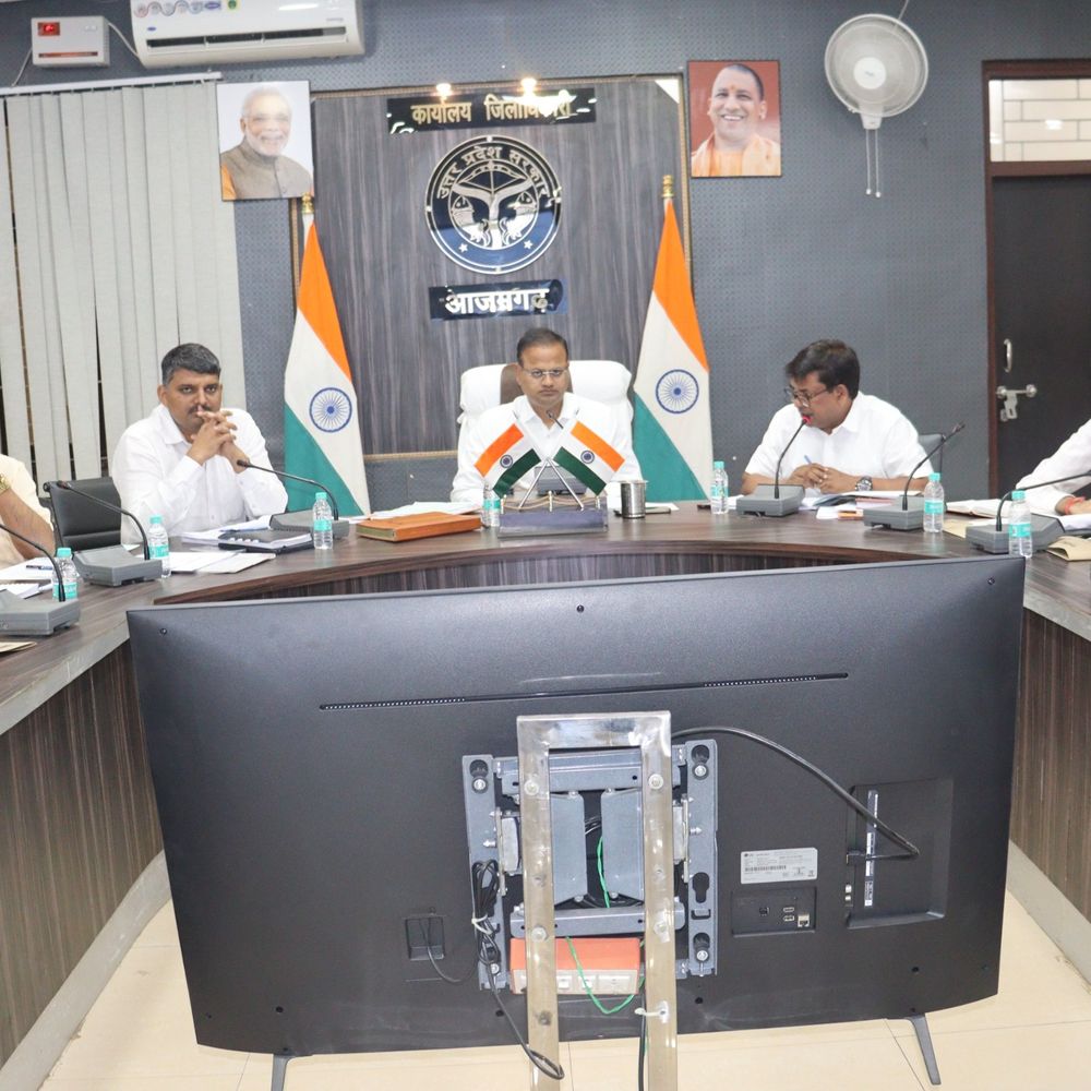 आजमगढ़ डीएम ने की समीक्षा बैठक:10 सबसे बड़े बकायेदारों के ऊपर करते हुए वसूली सुनिश्चित की जाय