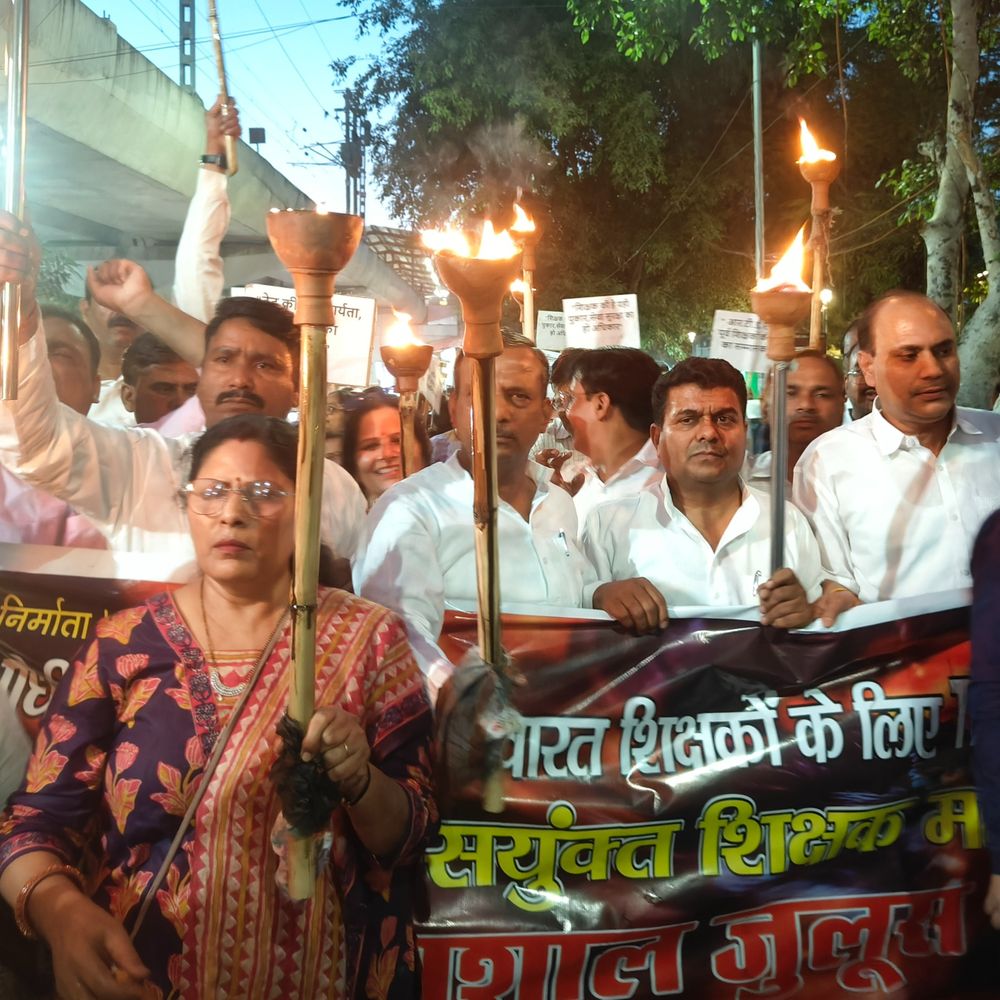 लखनऊ में शिक्षकों ने निकाला मशाल जुलूस:TET की अनिवार्यता पर जताई नाराजगी, अध्यक्ष बोले- फैसला वापस होने पर महा आंदोलन करेंगे