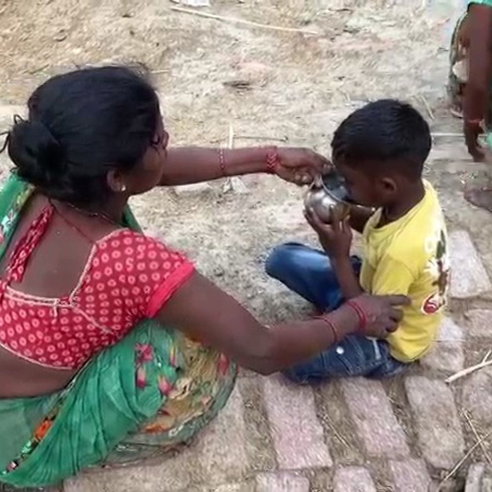 आजमगढ़ में मासूम को स्कूल में बंदकर चले गए टीचर:स्कूल के अंदर रोता मिला बच्चा, BSA बोले- नोटिस जारी करेंगे