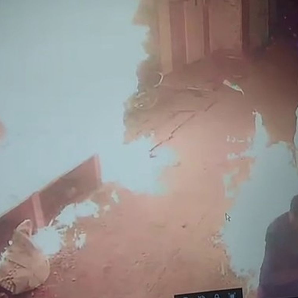 उज्जैन में गैंगवार, बदमाश का घर जलाया, CCTV:एक दर्जन से ज्यादा बदमाशों ने पेट्रोल छिड़ककर आग लगाई, फायरिंग की भी सूचना