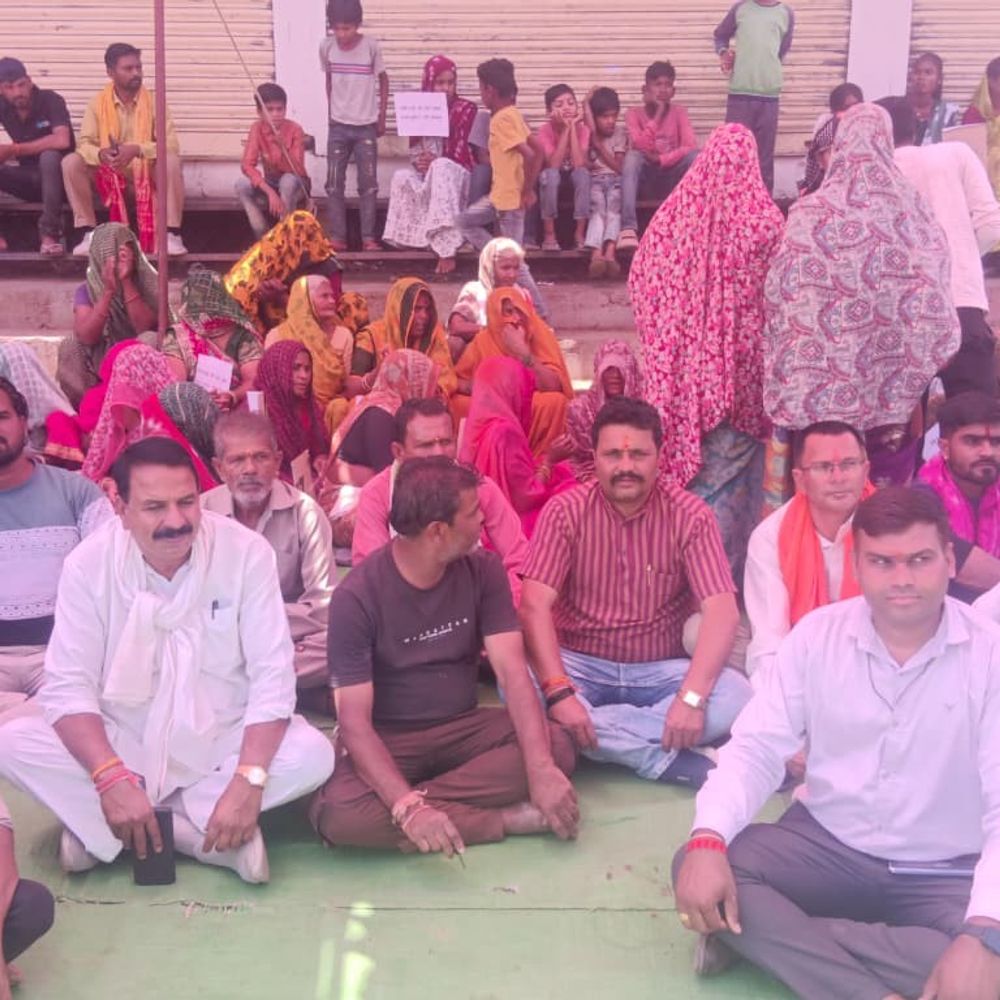 शराब दुकान के विरोध में भोपाल जिपं उपाध्यक्ष का धरना:  हाथों में पोस्टर-तख्तियां लेकर बैठे; ईंटखेड़ी में शटर गिराकर धरना – Bhopal News