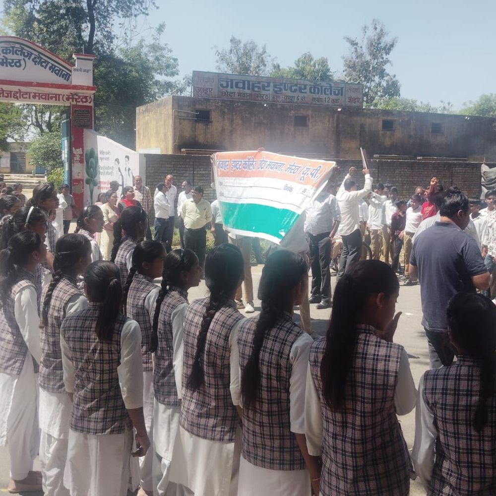 अवैध नाले के विरोध में छात्रों और शिक्षकों का प्रदर्शन:गंदे पानी से खेल मैदान बना तालाब, शिकायतों के बावजूद कार्रवाई नहीं