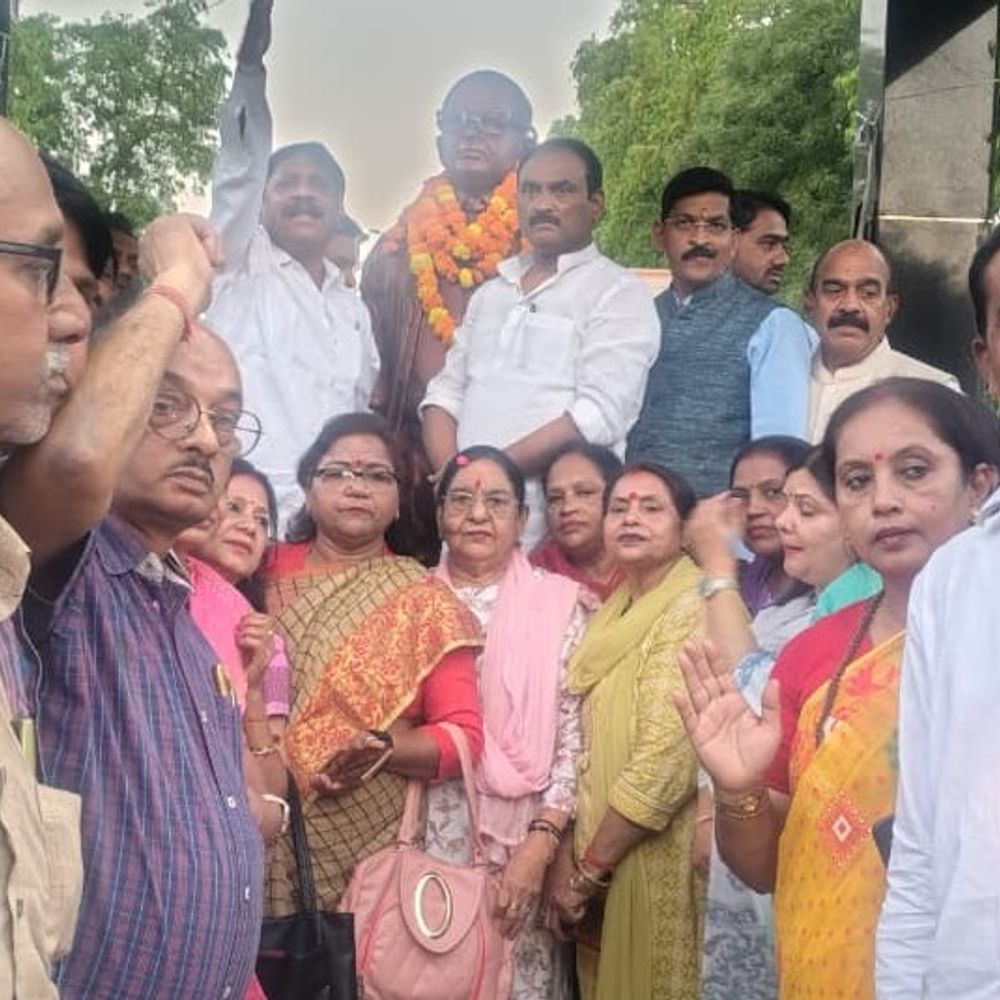 अंबेडकर जयंती से पहले प्रयागराज में सजी श्रद्धा की रोशनी:भाजपा महानगर इकाई ने प्रतिमास्थल पर सफाई की, दीप भी जलाए