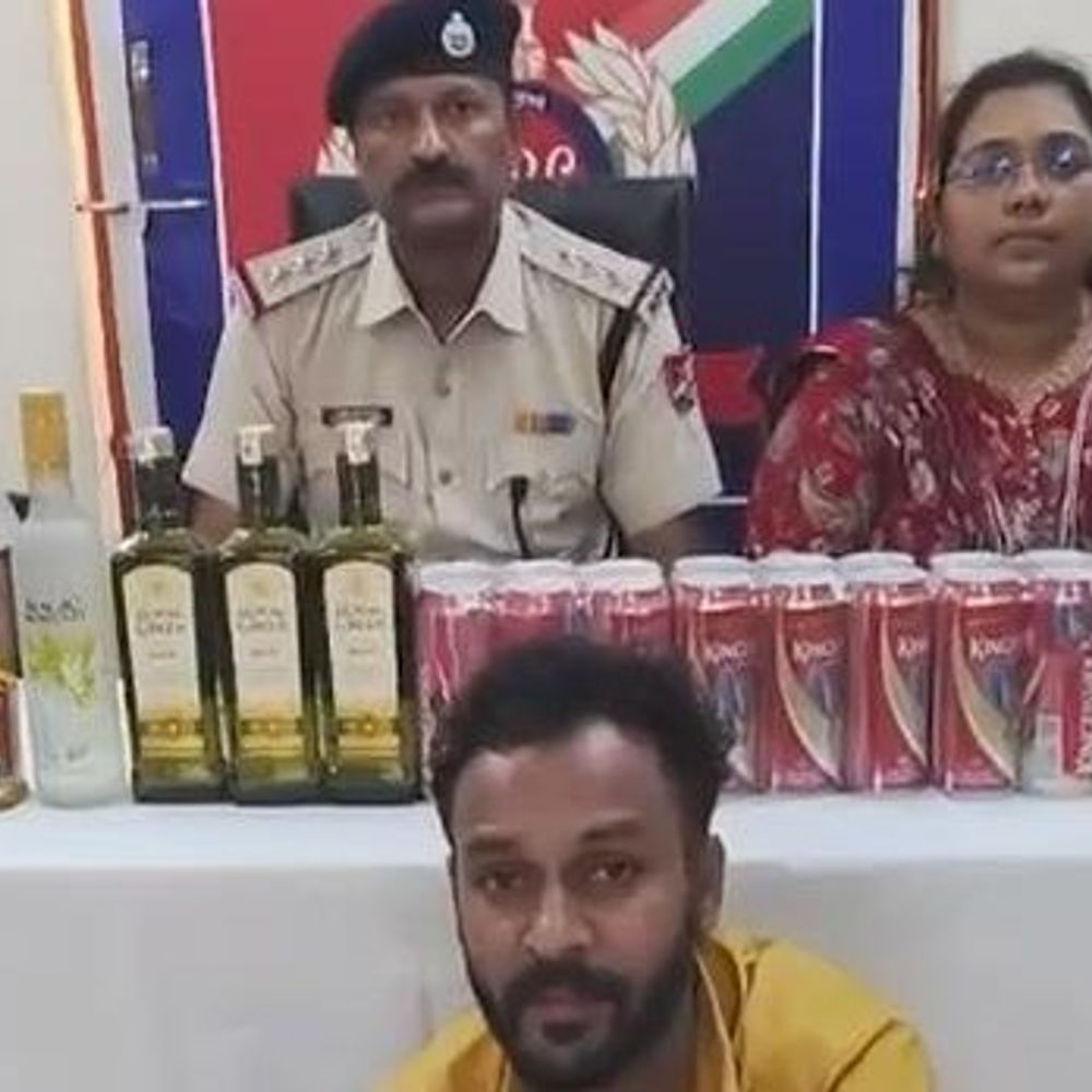 ट्रेन के एसी कोच में शराब परोस रहा था अटेंडेंट:  दुर्ग में हमसफर एक्सप्रेस में आरपीएफ-आबकारी ने पकड़ा; बैग से मिले व्हिस्की, वोडका और बियर – durg-bhilai News