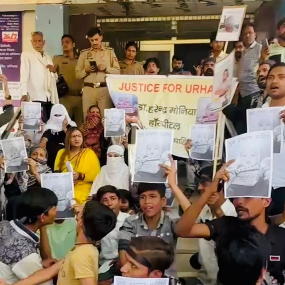 आगरा में बच्चे की मौत पर हंगामा:सशक्त पीली सेना का हॉस्पिटल पर प्रदर्शन, कार्रवाई और मुआवजे की मांग