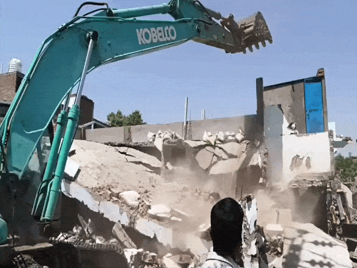 जगदीश नगर इलाके में नगर निगम का एक्शन:अवैध कॉलोनी में बनाए जा रहे 12 रो हाऊस पर चली पोकलेन, शिकायत के बाद की कार्रवाई