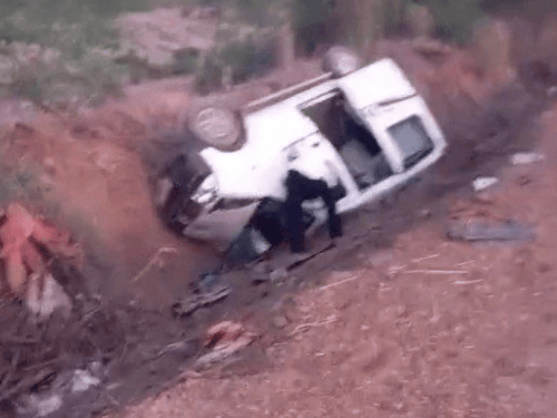 पाली में मवेशी के चक्कर में वैन पलटी, 5 घायल:एयर बैग खुलने से बची ड्राइवर की जान, हेल्प लेकर हॉस्पिटल पहुंचे