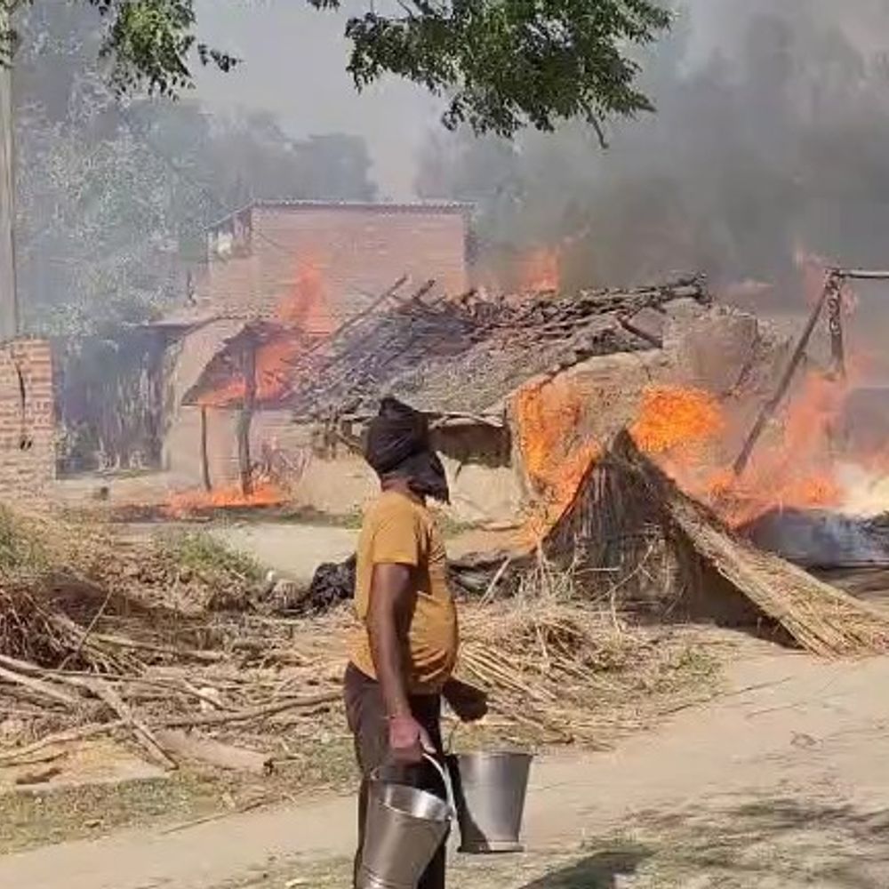 गोंडा में तीन छप्परनुमा मकान और 5 बीघा गेहूं जला:ग्रामीणों ने कड़ी मशक्कत कर पाया काबू, नुकसान का आकलन करने में जुटे राजस्वकर्मी
