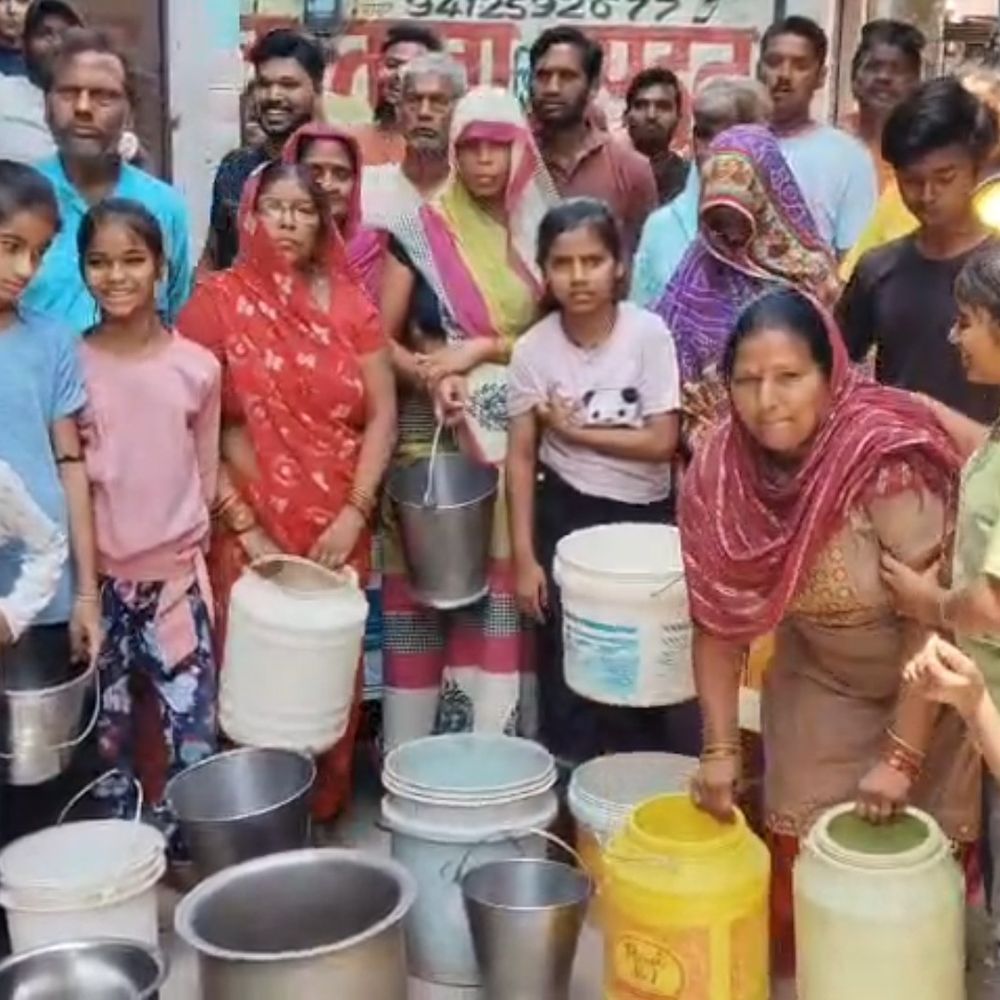 फिरोजाबाद में गहराया पेयजल संकट:5 दिन से खराब ट्यूबवेल, लोगों ने किया प्रदर्शन