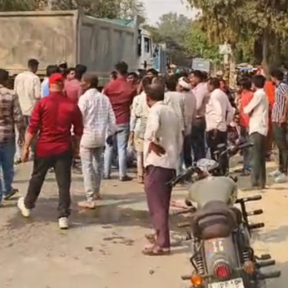 सिद्धार्थनगर में कार की टक्कर से युवक गंभीर घायल:सिद्धार्थनगर में चिल्हिया-पाल्टादेवी रोड पर हादसा, गोरखपुर रेफर