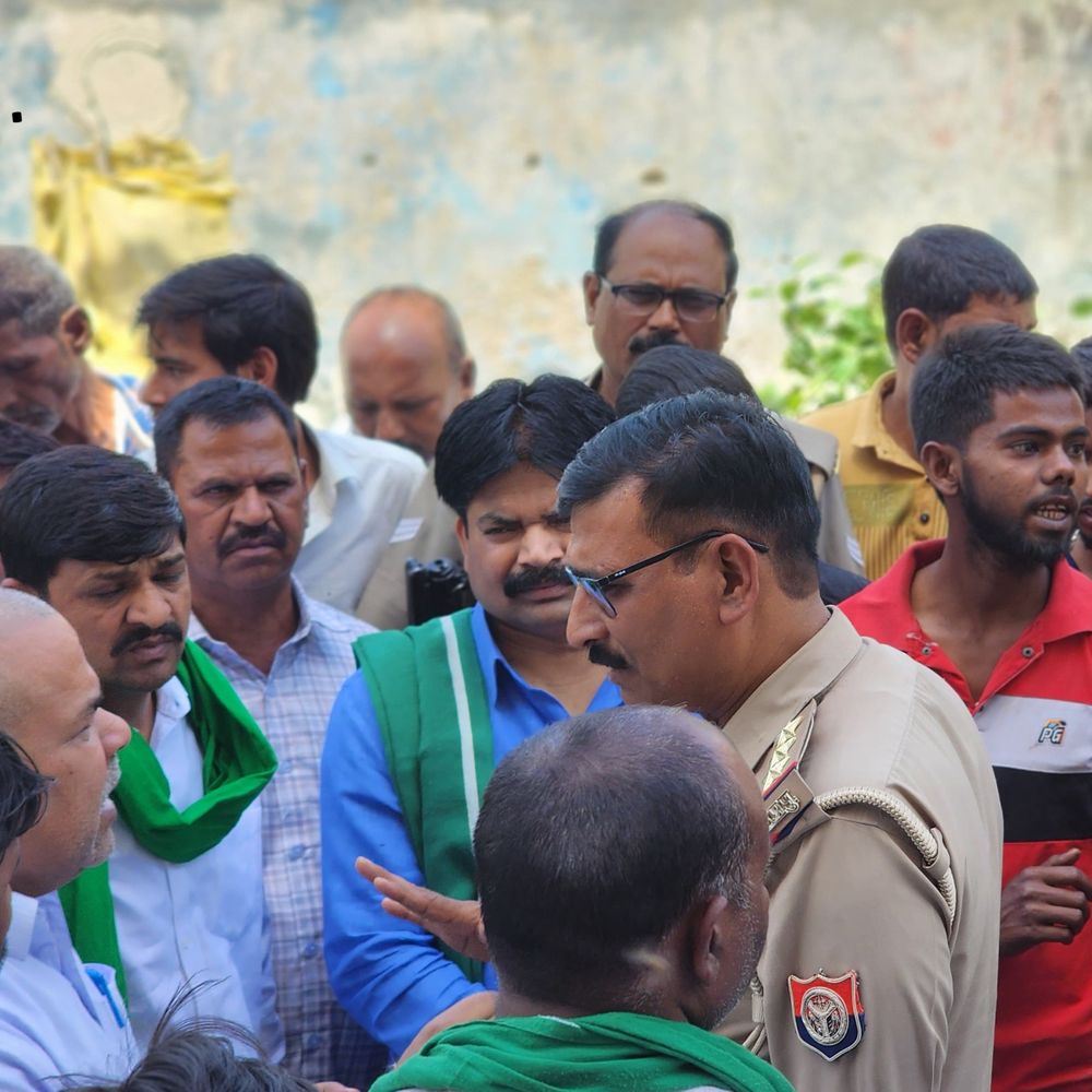 हाइटेंशन लाइन की चपेट में आकर युवक की मौत:लखनऊ में परिजनों का हंगामा, प्रदर्शन में किसान यूनियन भी पहुंची