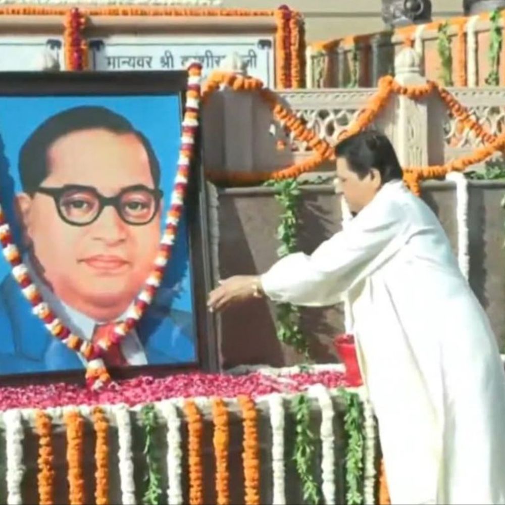 बाबा साहेब भीमराव अंबेडकर की जयंती:मायावती ने बाबा साहेब के चित्र पर माल्यार्पण किया; बोली-बहुजनों के मसीहा थे बाबा साहेब