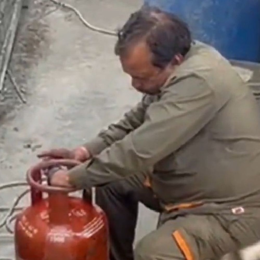 लखनऊ में गैस सिलेंडर में भरा पानी:गैस एजेंसी की ड्रेस पहने नजर आया आरोपी, पुलिस कर रही जांच