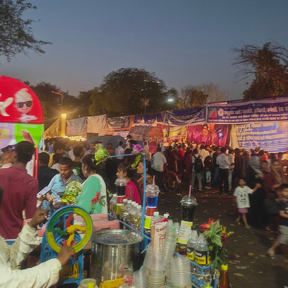 लखनऊ में डॉ. अंबेडकर की 135वीं जयंती मनाई गई:अंबेडकर पार्क के सामने उमड़ी भीड़, जय भीम के नारों से गूंजा इलाका