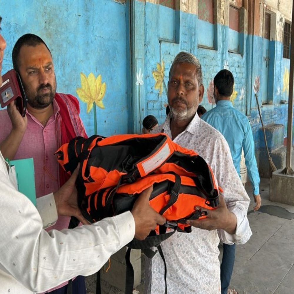 दैनिक भास्कर की खबर का असर:नावों की हर 6 महीने में होगी फिटनेस टेस्ट, नाविकों को बांटी लाइफ़ जैकेट