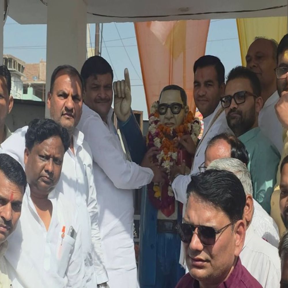 मथुरा में मनाई संविधान निर्माता की जयंती:27 जगहों पर BJP नेताओं ने बाबा साहब की प्रतिमा पर माल्यार्पण किया