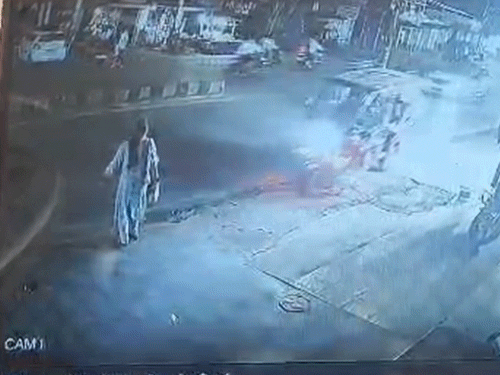 रायपुर में ई-रिक्शा ने महिला को कुचला...VIDEO:सिर में लगे 16 टांके, पीठ में खून के थक्के जमे; स्कूटी को भी टक्कर मारकर भागा ड्राइवर