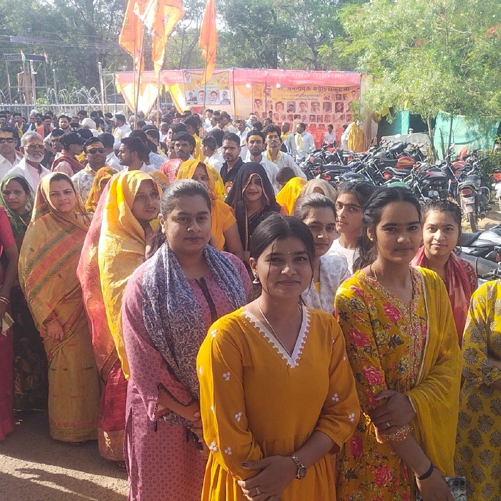 ललितपुर में संत सेन महाराज की शोभायात्रा निकाली गई:बुंदेलखंड सेन समाज कल्याण समिति ने जयंती मनाई, कथा का भी किया आयोजन