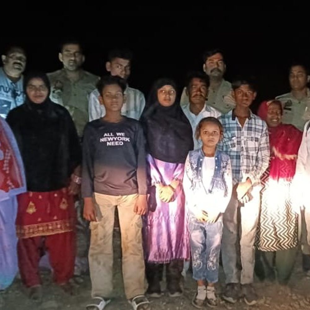 सोनभद्र के विजयगढ़ किले के जंगल में भटके 10 श्रद्धालु:मजार के दर्शन करने गए थे, 8 घंटे सर्च ऑपरेशन के बाद पुलिस ने बचाया