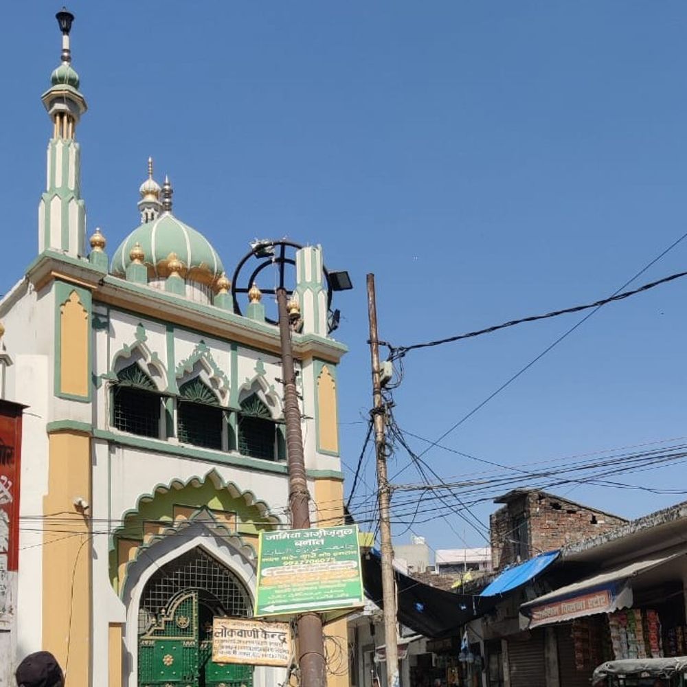 बिजनौर में मस्जिद के मीनार पर गिरा स्ट्रीट लाइट टॉवर:मिर्दगान में हादसा, बड़ा नुकसान टला, लोग बाल-बाल बचे