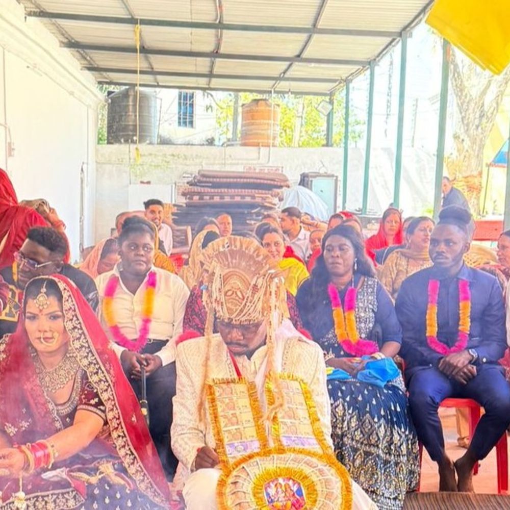 अफ्रीकी युवक ने हिमाचल की युवती से रचाई शादी:  सुजानपुर के मंदिर में हिंदू रीति-रिवाज से लिए फेरे; चंडीगढ़ यूनिवर्सिटी में प्यार चढ़ा परवान – Sujanpur News