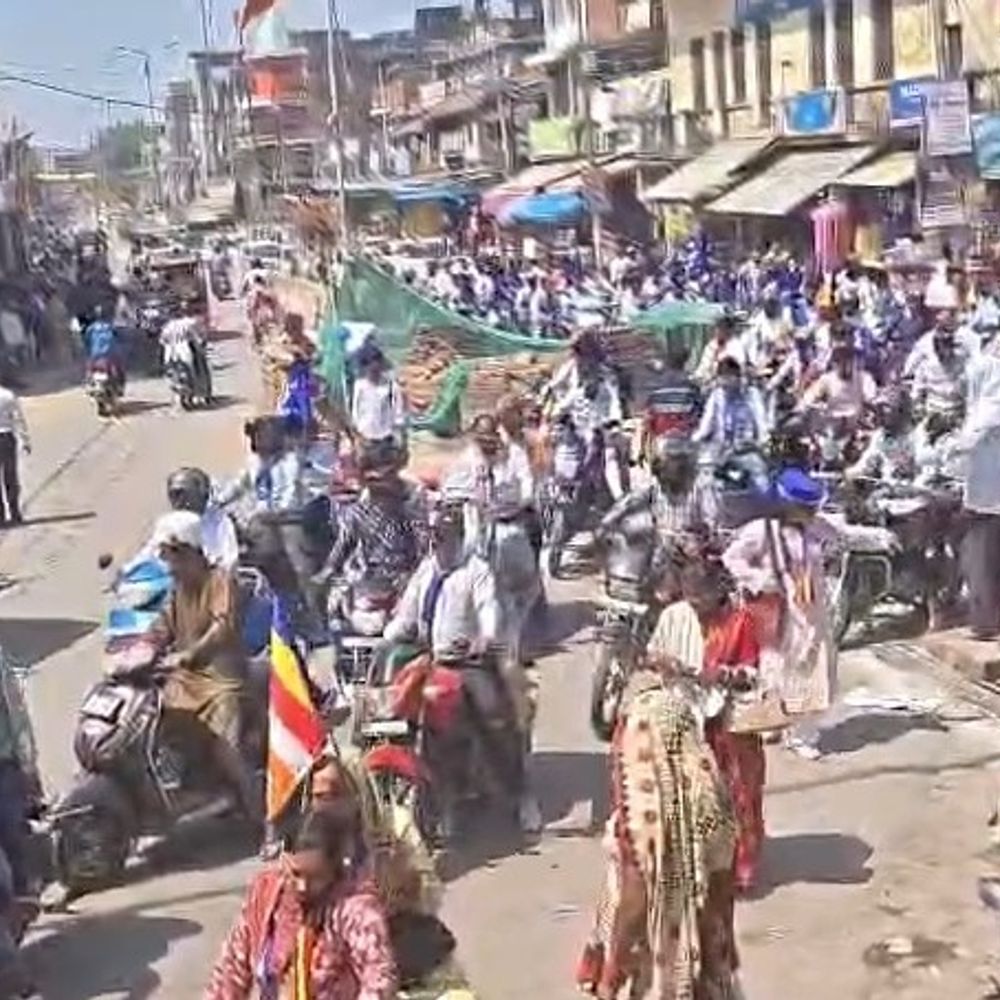 उन्नाव में अंबेडकर जयंती पर निकली भव्य भीम शोभायात्रा:ढोल-बाजे पर जमकर झूमे सैकड़ों लोगों ने लिया हिस्सा, DM-SP ने दी श्रद्धांजलि