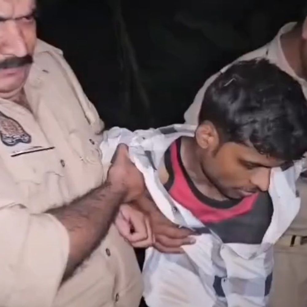 संभल पिता-पुत्र हत्याकांड, एक लाख का इनामी बदमाश गिरफ्तार:मुठभेड़ में दोनों पैरों में गोली लगी, मास्टरमाइंड का भाई फरार