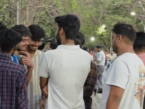 IITBHU में डायरेक्टर आफिस के बाहर विरोध:यूथ पार्लियामेंट्री चुनाव में गड़बड़ी का लगाया आरोप,बोले- पुन: जांच कराए प्रशासन