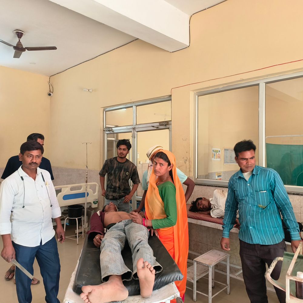 घाटमपुर के रेउना में बाईकों की आमने-सामने टक्कर:पति की मौत, पत्नी समेत 4 घायल, पुलिस ने अस्पताल पहुंचाया