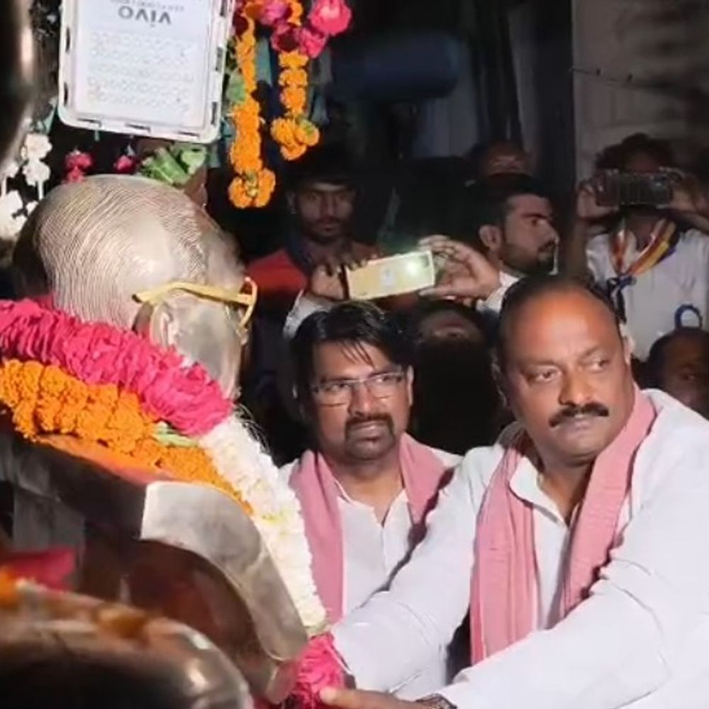 कासगंज में अंबेडकर जयंती, धूमधाम से निकली शोभायात्रा:सपा सांसद देवेश शाक्य ने अंबेडकर की प्रतिमा पर माल्यार्पण किया