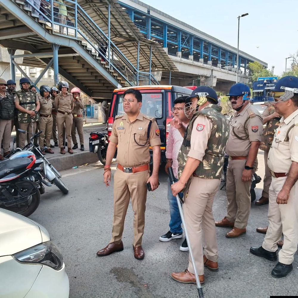 गाजियाबाद में DCP धवल जायसवाल ने किया निरीक्षण:सुरक्षा व्यवस्था की ली जानकारी, पुलिसकर्मियों को सर्तक रहने के निर्देश