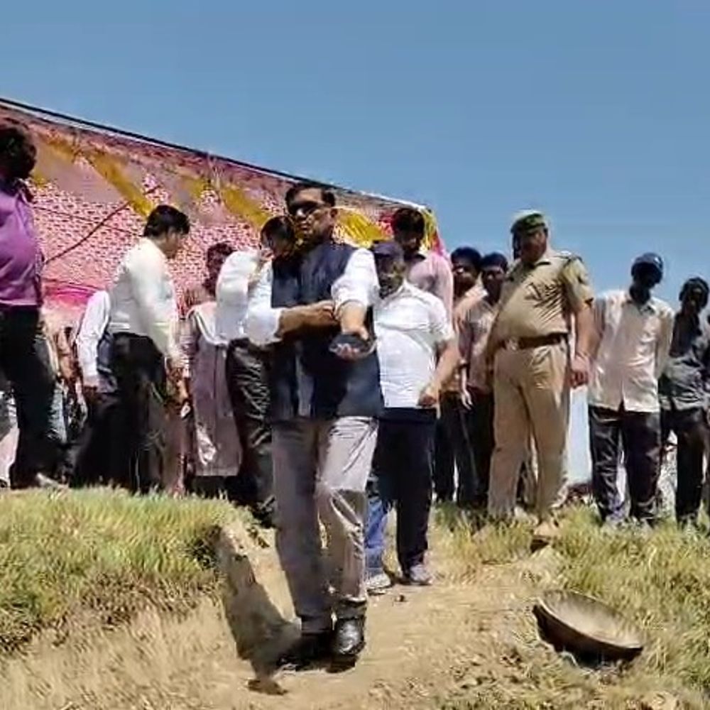 पीलीभीत डीएम ने कटना नदी को गोद लिया:पुनरुद्धार और सौंदर्यीकरण कार्य का हुआ शुभारंभ, खुद फावड़ा भी चलाया