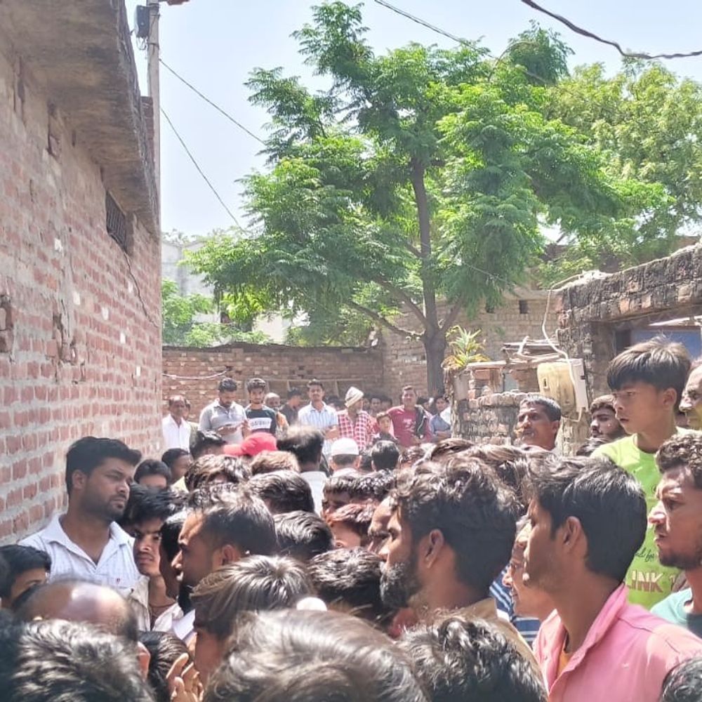 फर्रुखाबाद में युवक ने की आत्महत्या:फॉरेंसिक टीम ने साक्ष्य जुटाए, सुबह जब दरवाजा नहीं खुला तब हुई जानकारी