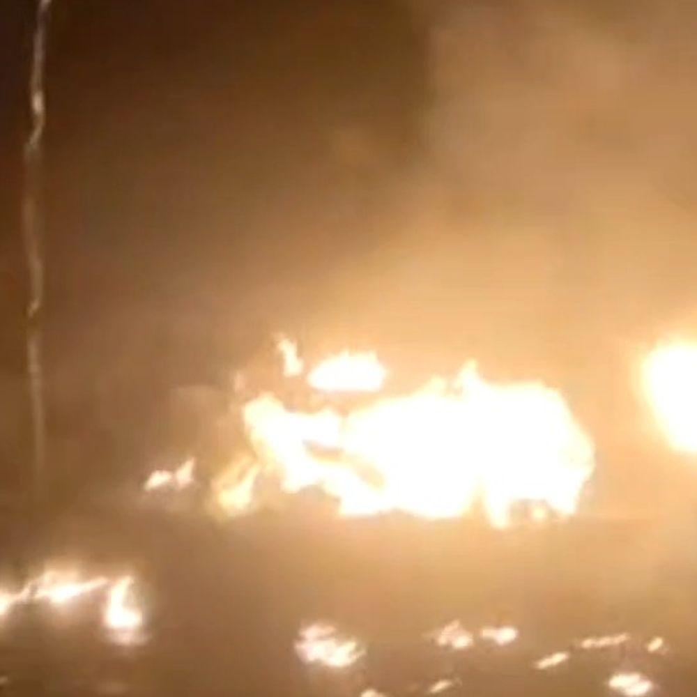 फर्रुखाबाद में झोपड़ी और किराना दुकान में लगी आग:सारा सामान जलकर राख, पांचाल घाट पुल के नीचे हजारों का नुकसान