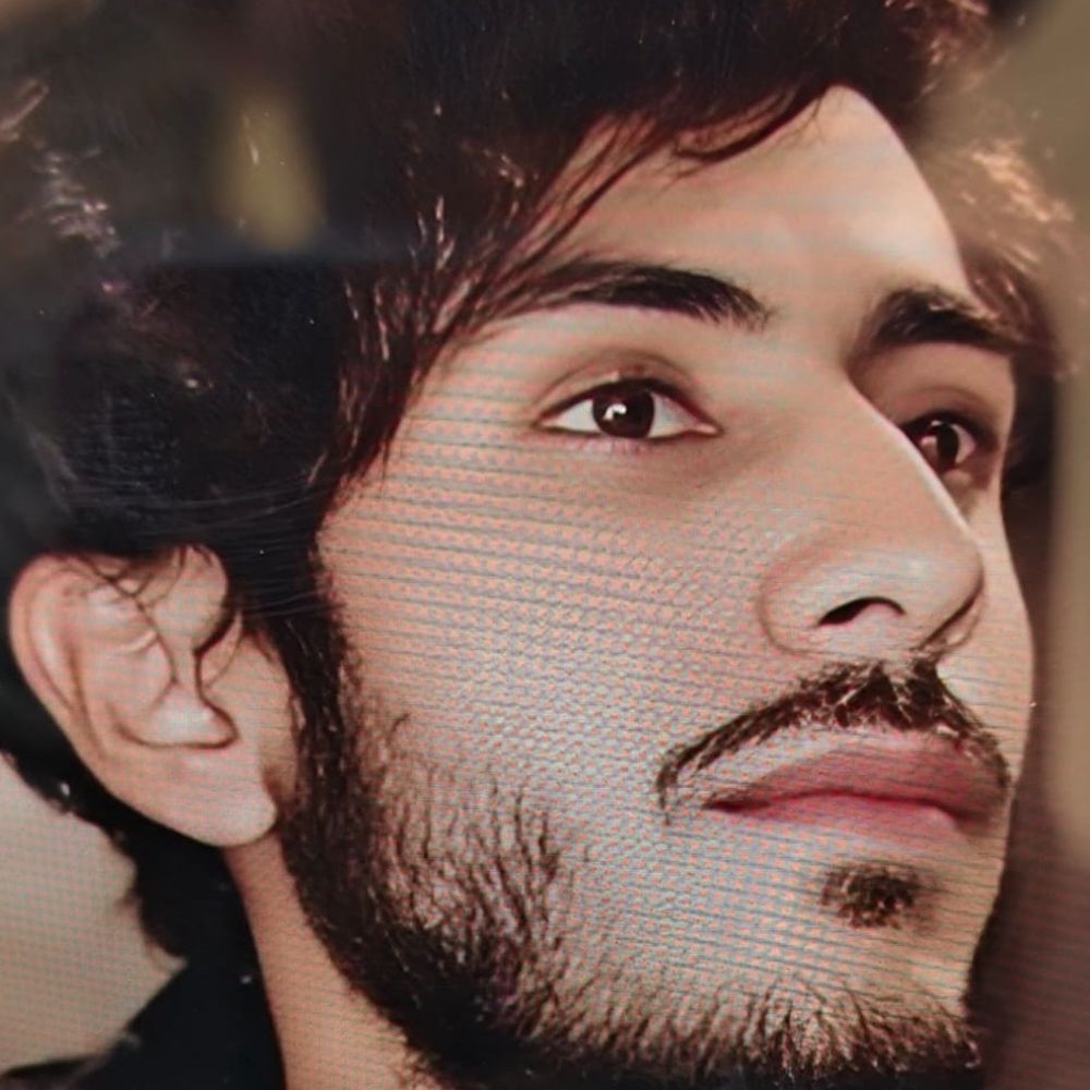 अलीगढ़ में युवक ने की आत्महत्या:मां बाहर गई थी, घर लौटी तो बेटा फंदे पर लटकते हुए मिला