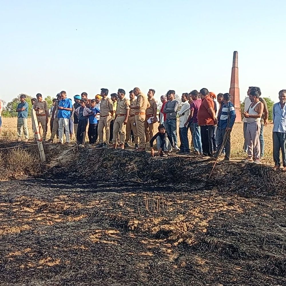 सुल्तानपुर के कोथरा कला में लगी भीषण आग:4 बीघा गेहूं की फसल जली; किसानों को भारी नुकसान