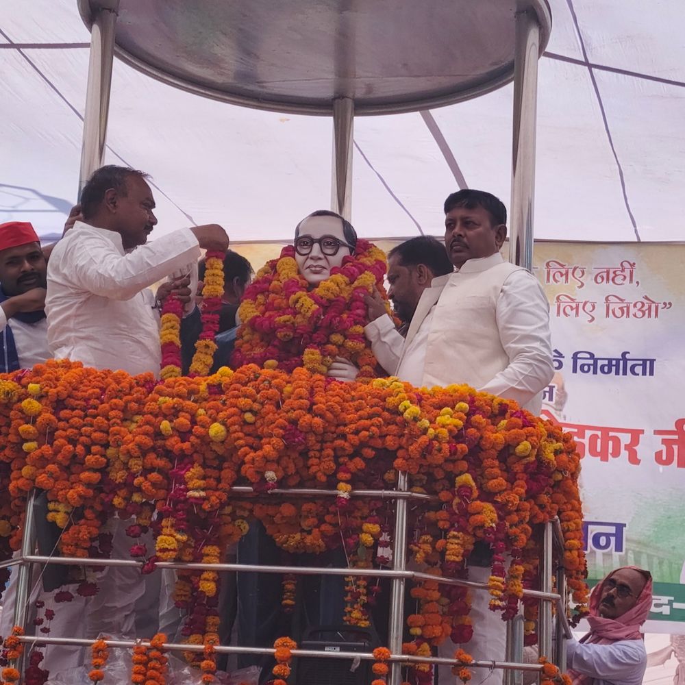 रायबरेली में अंबेडकर जयंती पर कार्यक्रम:महिलाओं को साड़ियां वितरित की गई, कांग्रेस-सपा नेताओं ने प्रतिमा पर माल्यार्पण किया