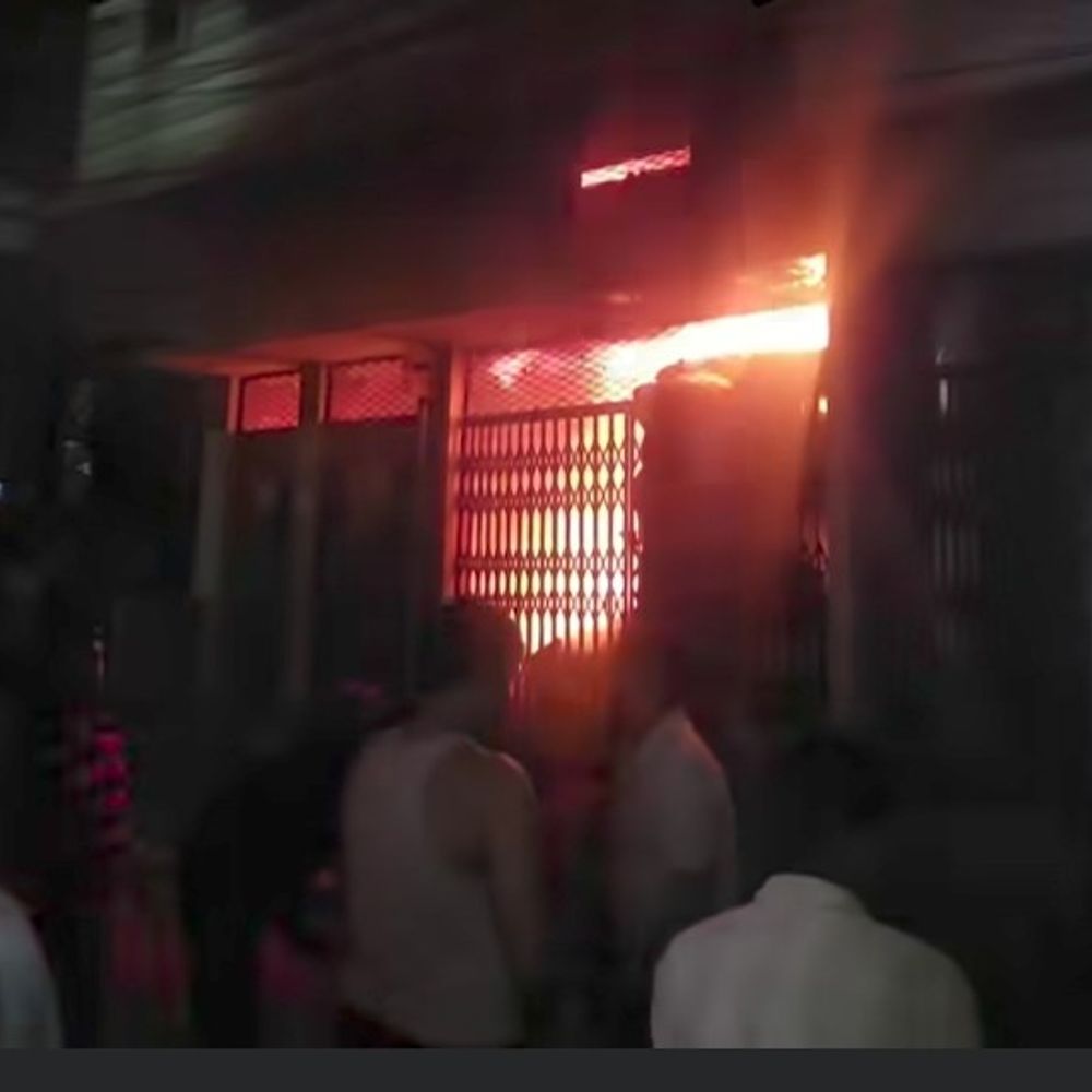 संतकबीरनगर में दोना-पत्तल गोदाम में लगी आग:लाखों का सामान जलकर खाक, 3 घंटे बाद आग पर काबू